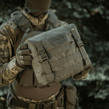 M-Tac Pouch Sukharka Gen.3 XL i brug i felten med MOLLE-system og Cordura 500D-materiale.