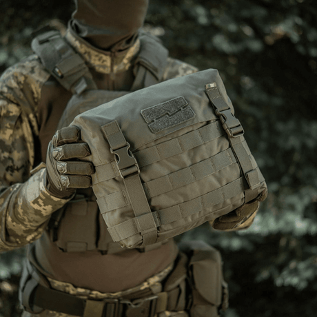 M-Tac Pouch Sukharka Gen.3 XL i brug i felten med MOLLE-system og Cordura 500D-materiale.