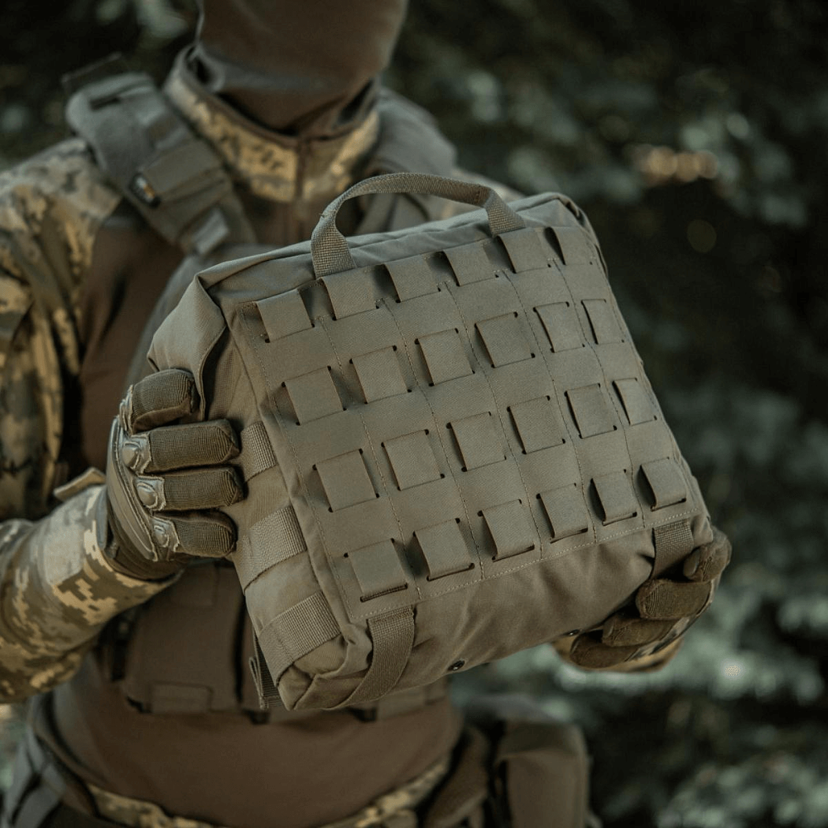 M-Tac Pouch Sukharka Gen.3 XL holdes af soldat i camouflagedragt, med MOLLE-system og lavet af slidstærkt Cordura 500D.