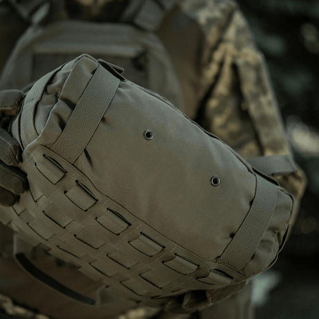 M-Tac Pouch Sukharka Gen.3 XL holdt af soldat i skovmiljø, slidstærk Cordura 500D, MOLLE-system og Velcro-panel