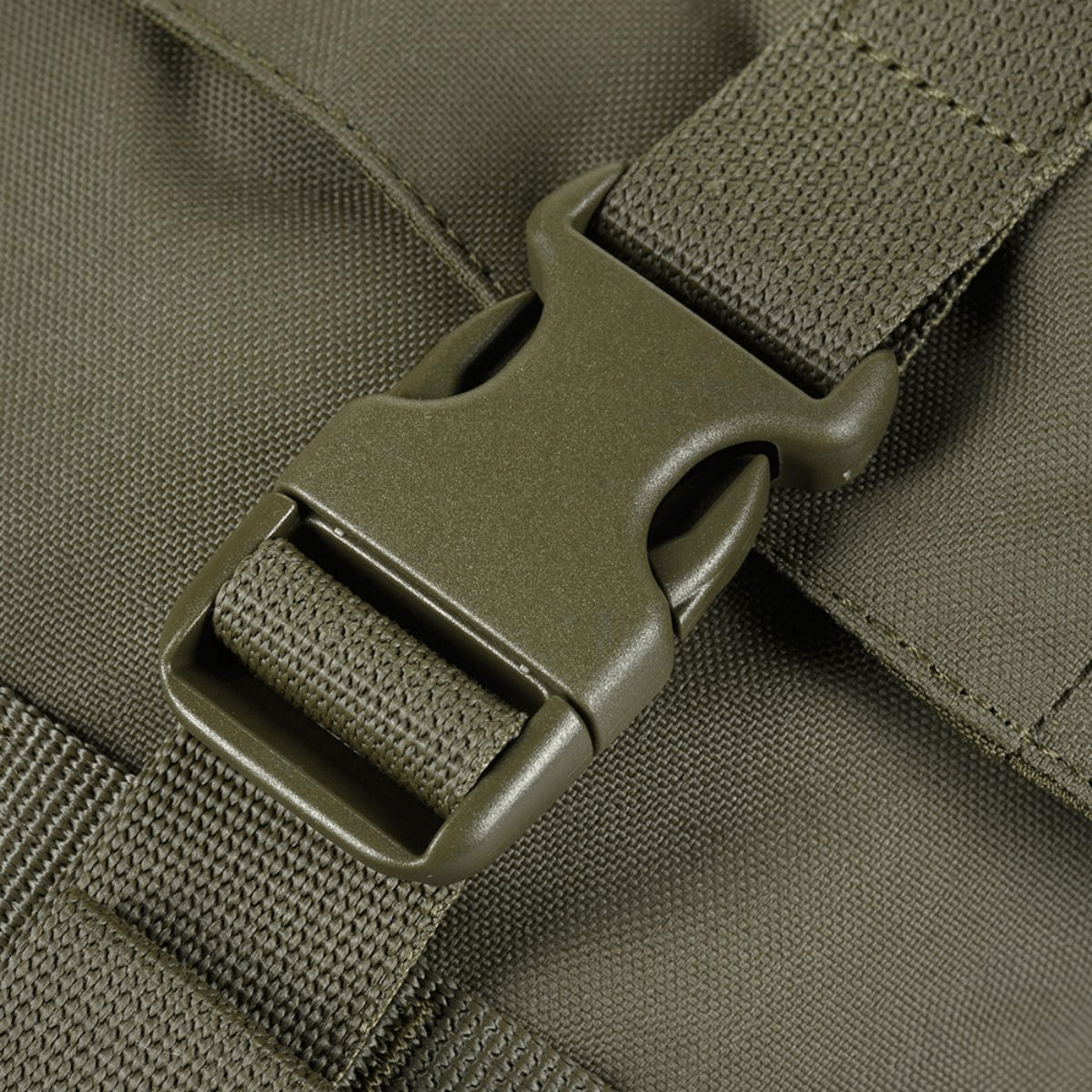 Nærbillede af Fastex-lukning på M-Tac Pouch Sukharka Gen.3 XL lavet af slidstærkt Cordura 500D-materiale.