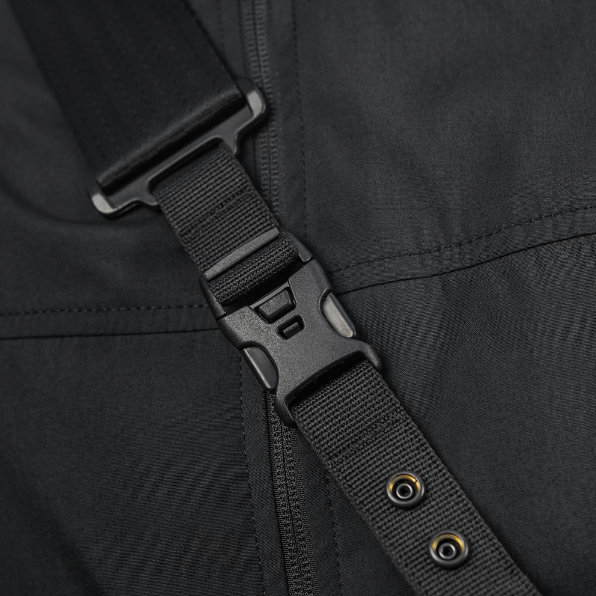 Nærbillede af M-Tac Tablet Bag Laser Cut Hex med sort spænde og stropdetalje i høj kvalitet Cordura-materialer.