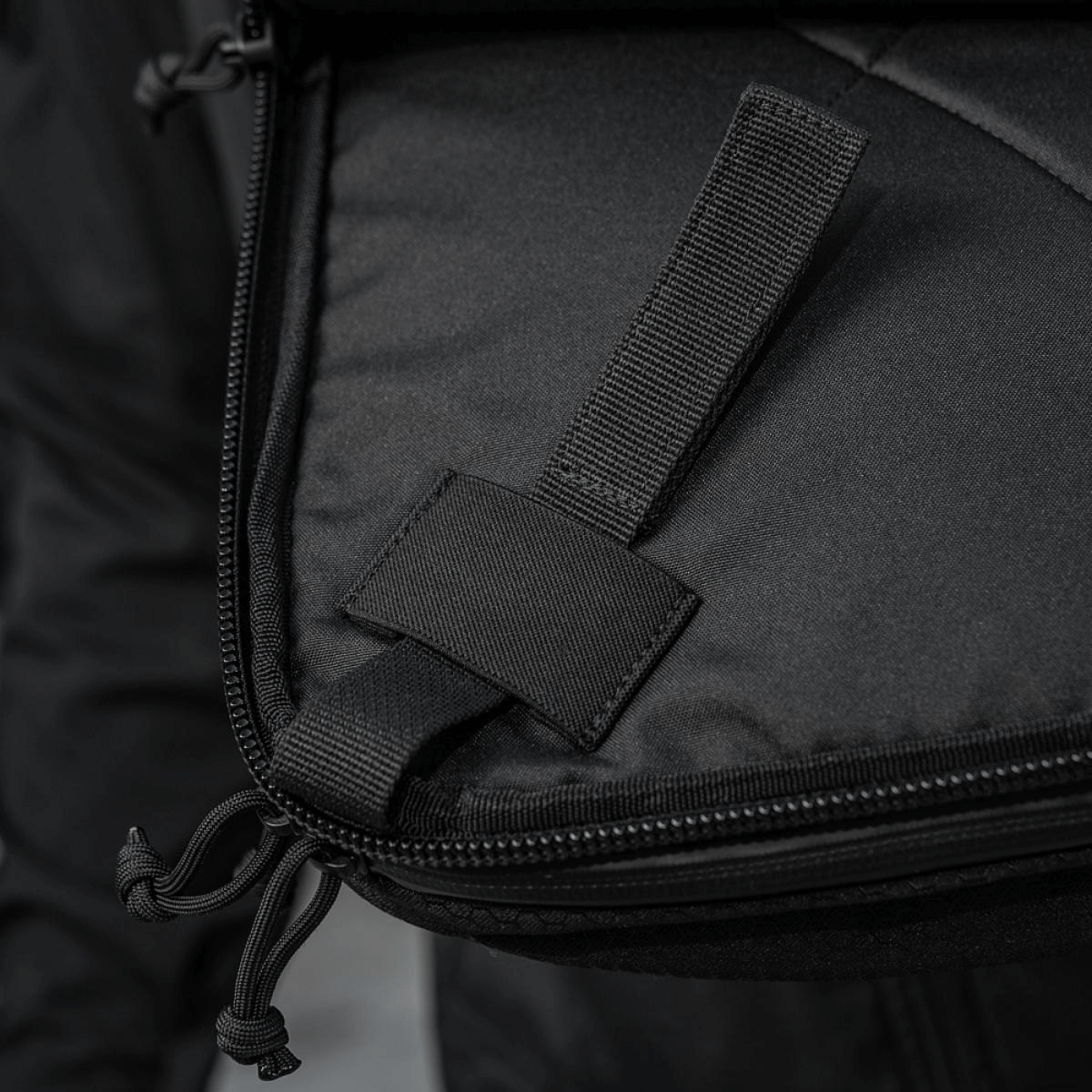 Detalje af M-Tac Tablet Bag Laser Cut Hex med lynlås og håndtag, fremstillet i Cordura-stof.