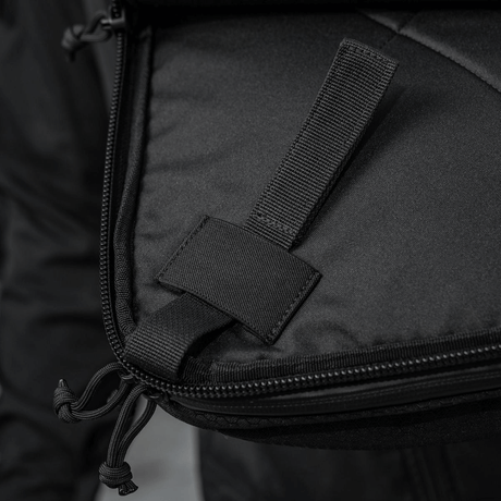 Detalje af M-Tac Tablet Bag Laser Cut Hex med lynlås og håndtag, fremstillet i Cordura-stof.