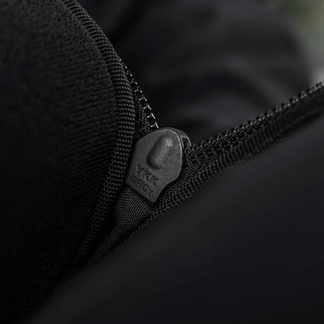 Lynlåsdetalje på M-Tac Tablet Bag Laser Cut Hex med YKK lynlås, sikrer høj kvalitet og holdbarhed i Cordura materiale.