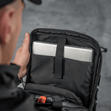 Person åbner M-Tac Tablet Bag Laser Cut Hex med tablet indeni, viser rum til hurtig adgang og dokumenter.