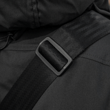 Nærbillede af M-Tac Tablet Bag Laser Cut Hex med robust skulderrem og spænde i sort Cordura-materiale