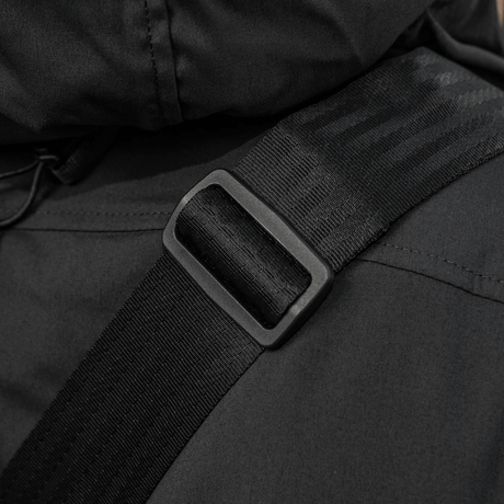 Nærbillede af M-Tac Tablet Bag Laser Cut Hex med robust skulderrem og spænde i sort Cordura-materiale