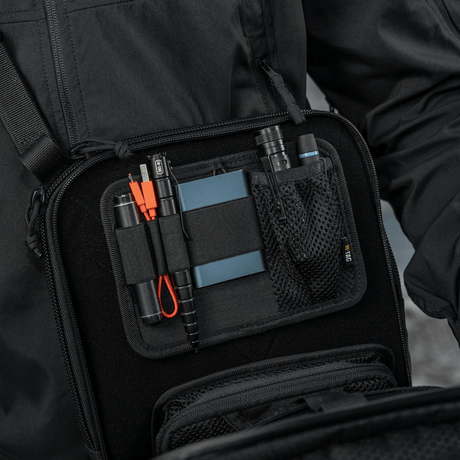 M-Tac Tablet Bag Laser Cut Hex med modulær insert og quick access funktion, fremstillet i holdbar Cordura, perfekt til EDC-brug.