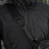 Nærbillede af sort M-Tac Tablet Bag Laser Cut Hex-skuldertaske på person, fremstillet i holdbart Cordura-materiale med justerbar strop.