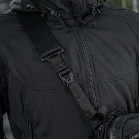 Nærbillede af sort M-Tac Tablet Bag Laser Cut Hex-skuldertaske på person, fremstillet i holdbart Cordura-materiale med justerbar strop.