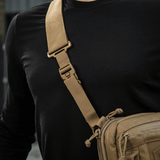 M-Tac Tablet Bag Laser Cut Hex med justerbar skulderrem i Cordura materiale, designet til EDC og tablet transport.