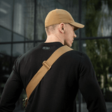 Mand iført sort trøje og beige kasket set bagfra med M-Tac Tablet Bag Laser Cut Hex skråt over skulderen.