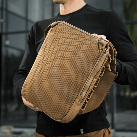 M-Tac Tablet Bag Laser Cut Hex i Cordura-materiale, praktisk til EDC, dokumenter og skjult våben, med Laser Cut MOLLE på frontpanelet.