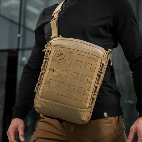 M-Tac Tablet Bag Laser Cut Hex i brug med Laser Cut MOLLE, ideel til EDC, dokumenter og skjult våben, fremstillet i Cordura materiale.