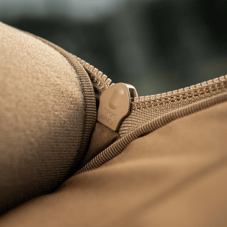 Nærbillede af YKK lynlås på M-Tac Tablet Bag Laser Cut Hex i Cordura materiale.