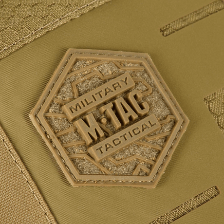 M-Tac Tablet Bag Laser Cut Hex detaljeret taskeplade med militær taktik design, fremstillet i slidstærkt Cordura materiale.