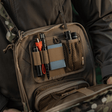 M-Tac Tablet Bag Laser Cut Hex med hurtig adgang til EDC og dokumenter, lavet af holdbart Cordura med Laser Cut MOLLE frontpanel.