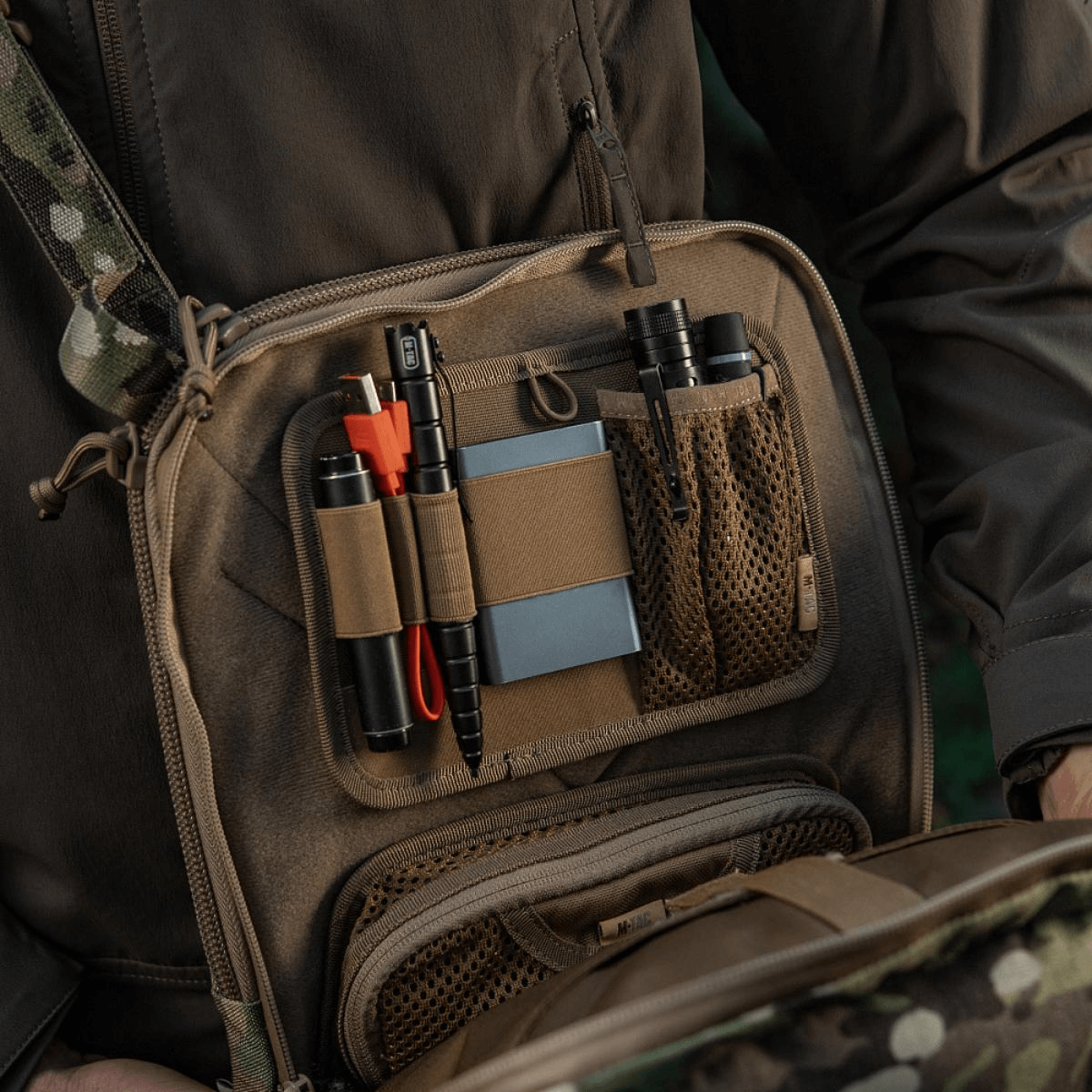 M-Tac Tablet Bag Laser Cut Hex med hurtig adgang til EDC og dokumenter, lavet af holdbart Cordura med Laser Cut MOLLE frontpanel.