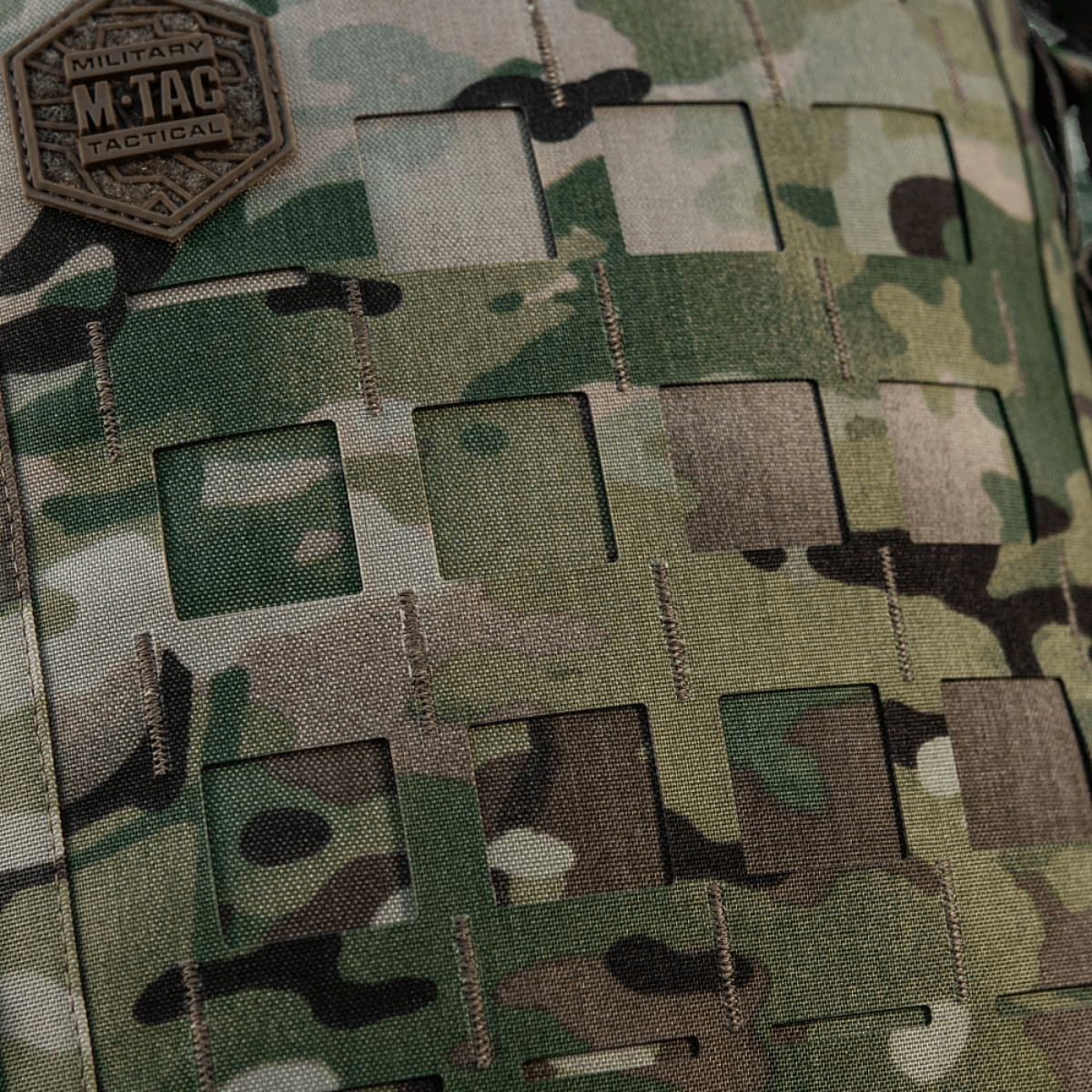M-Tac Tablet Bag Laser Cut Hex i multicam-design med Laser Cut MOLLE-frontpanel i Cordura-materiale.