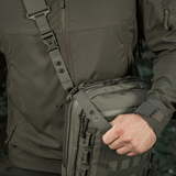 Person bærer M-Tac Tablet Bag Laser Cut Hex i Cordura med Laser Cut MOLLE.