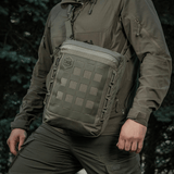 M-Tac Tablet Bag Laser Cut Hex til EDC og skjult våben, lavet af Cordura med MOLLE panel, velegnet til dokumenter og tablets.