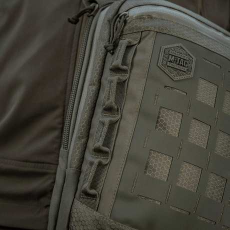 M-Tac Tablet Bag Laser Cut Hex med Laser Cut MOLLE-panel og Cordura-materiale, ideel til EDC og hurtig adgang til skjult våben.