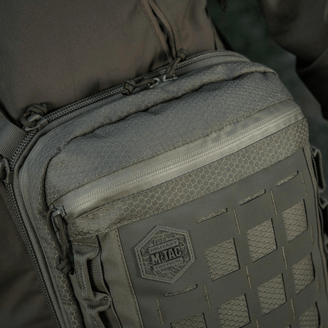 M-Tac Tablet Bag Laser Cut Hex i holdbart Cordura med Laser Cut MOLLE design og hurtig adgangsrum til tablet og dokumenter.