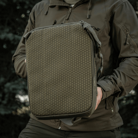 M-Tac Tablet Bag Laser Cut Hex holdt af person, lavet i Cordura, med MOLLE frontpanel, ideel til EDC, tablets og dokumenter.