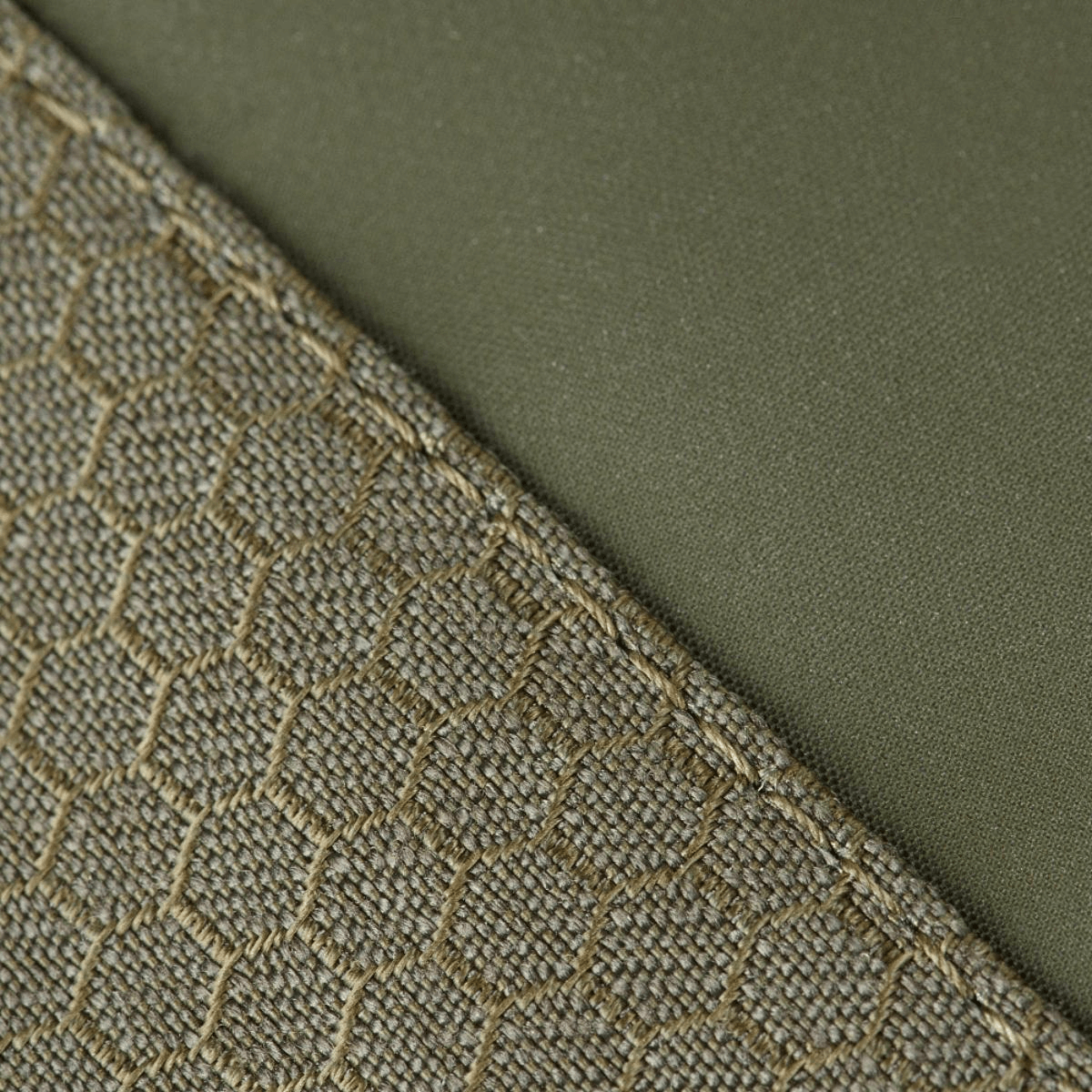 Detalje af M-Tac Tablet Bag Laser Cut Hex materiale med Cordura Hex struktur og grønt stofpanel.