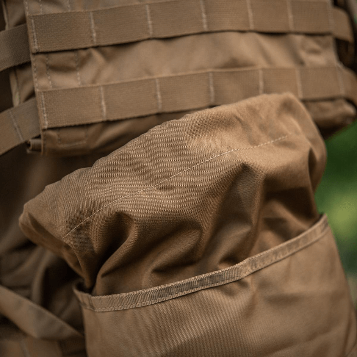 M-Tac Sukharka Gen.3 Pouch i robust Cordura 500D monteret på MOLLE-interface.