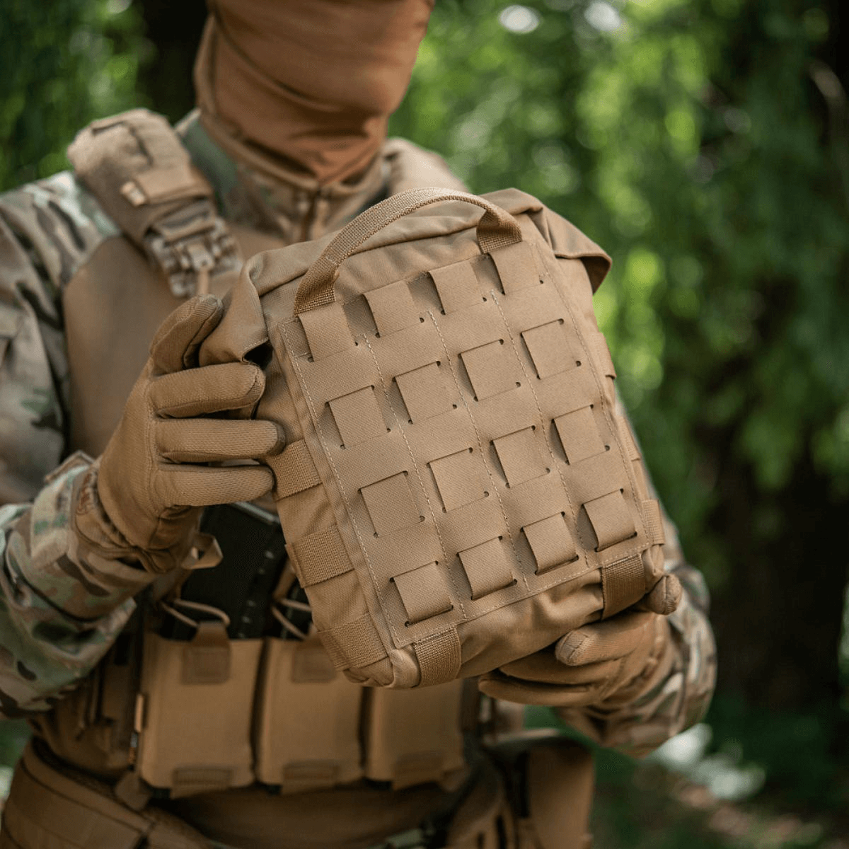 Soldat holder M-Tac Sukharka Gen.3 Pouch med MOLLE-interface, ideel til feltbrug, fremstillet i slidstærkt Cordura 500D.