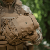 M-Tac Sukharka Gen.3 Pouch i robust Cordura 500D med MOLLE-interface, ideel til feltbrug og militær anvendelse, holdt af person.