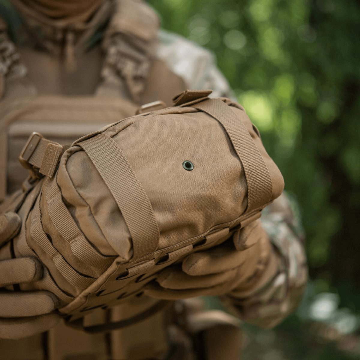 M-Tac Sukharka Gen.3 Pouch i robust Cordura 500D med MOLLE-interface, ideel til feltbrug og militær anvendelse, holdt af person.