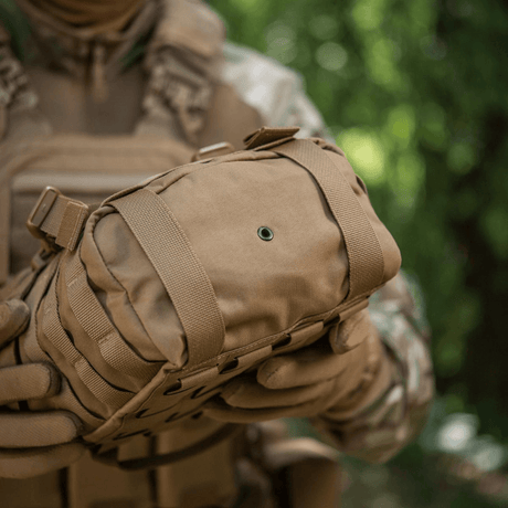 M-Tac Sukharka Gen.3 Pouch i robust Cordura 500D med MOLLE-interface, ideel til feltbrug og militær anvendelse, holdt af person.
