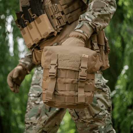 M-Tac Sukharka Gen.3 Pouch monteret på militærudstyr, robust Cordura 500D materiale med fastex-lukning og MOLLE-interface.