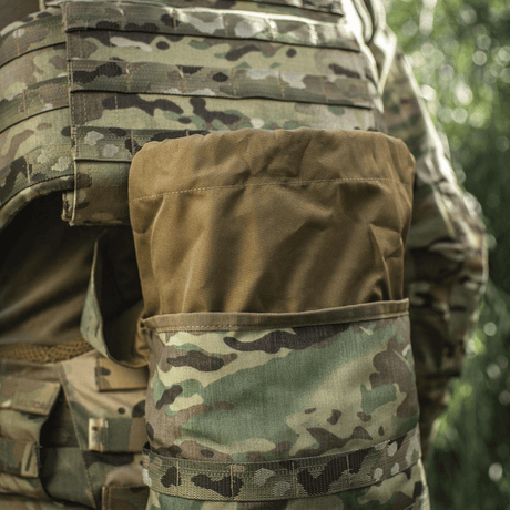 M-Tac Sukharka Gen.3 Pouch monteret på camouflage-taktisk vest, fremstillet i robust Cordura 500D med MOLLE-interface.