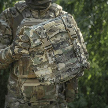 M-Tac Sukharka Gen.3 Pouch i camouflage design med MOLLE-interface, holdt af person i militæruniform udendørs.