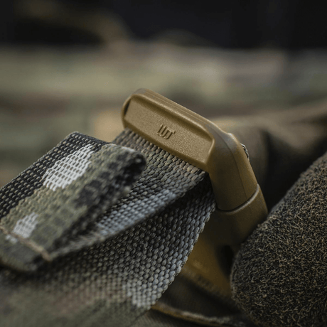 Nærbillede af spændet på M-Tac Sukharka Gen.3 Pouch, der viser Woojin Plastic hardware og stærkt Cordura 500D-materiale.