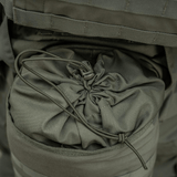 M-Tac Sukharka Gen.3 Pouch i Cordura 500D med elastik og snor i brug, ideel til militær brug og udstyrsmontage via MOLLE-interface.