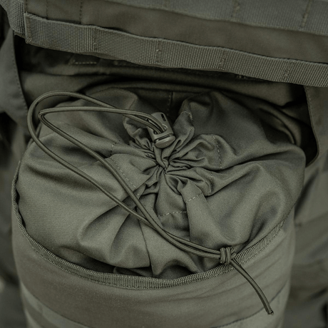 M-Tac Sukharka Gen.3 Pouch i Cordura 500D med elastik og snor i brug, ideel til militær brug og udstyrsmontage via MOLLE-interface.