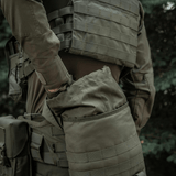 M-Tac Sukharka Gen.3 Pouch monteret på militæruniform med MOLLE-interface i grøn farve, robust Cordura 500D materiale.