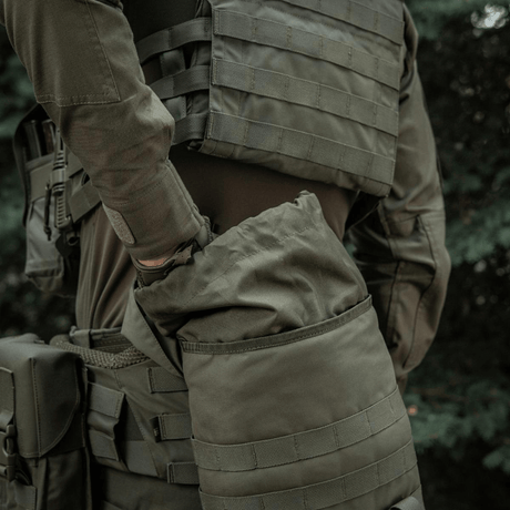 M-Tac Sukharka Gen.3 Pouch monteret på militæruniform med MOLLE-interface i grøn farve, robust Cordura 500D materiale.