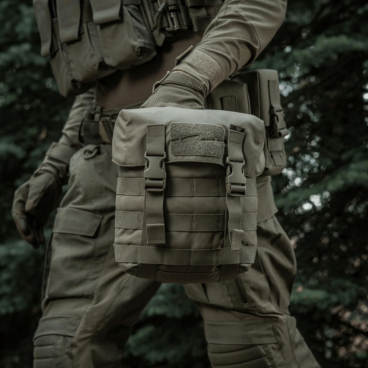 M-Tac Sukharka Gen.3 Pouch monteret på militærudstyr, viser robust Cordura 500D materiale og MOLLE-interface.