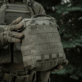 M-Tac Sukharka Gen.3 Pouch tilsluttet et taktisk setup, robust Cordura 500D materiale, perfekt til opbevaring på felttur.