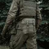Soldat med M-Tac Sukharka Gen.3 Pouch monteret på militæruniform i skov.