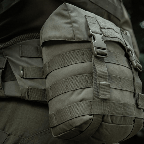 M-Tac Sukharka Gen.3 Pouch tilsluttet til taktisk udstyr, robust Cordura 500D konstruktion, justerbart låg med MOLLE-interface, fastex-lukning.