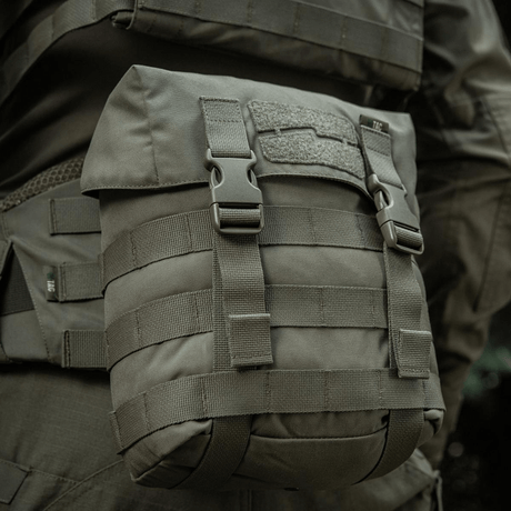 M-Tac Sukharka Gen.3 Pouch i brug, robust feltpose fremstillet i Cordura 500D med MOLLE-interface og justerbart låg.
