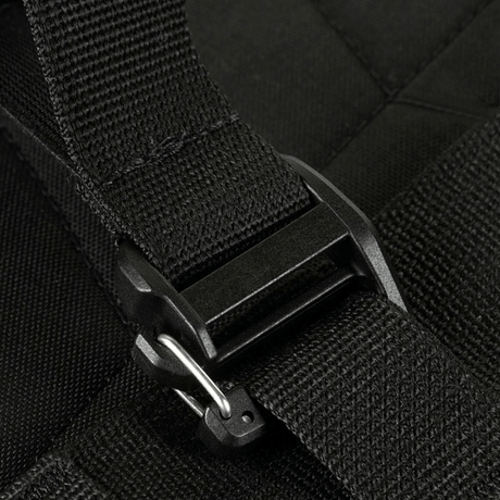 Nærbillede af M-Tac STURM Elite Rygsæk spænde og rem, fremstillet af holdbart nylonmateriale med robust lukning.