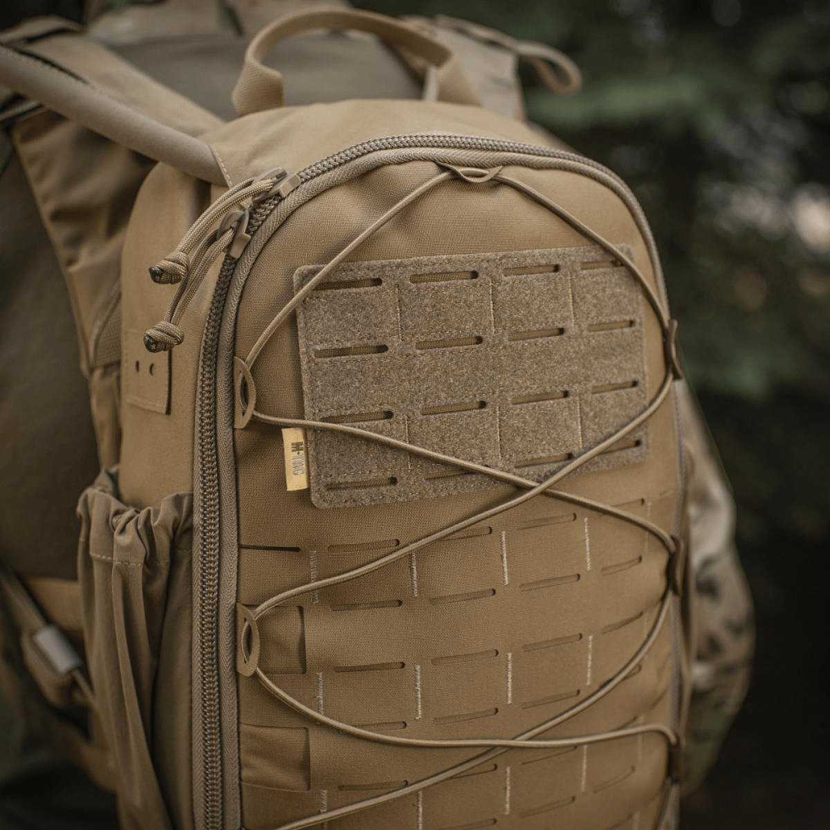 M-Tac STURM Elite Rygsæk i Cordura materiale med MOLLE Laser Cut panel og elastiske sidelommer, ideel til taktisk brug.